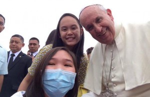 pope selfie in the phillipines [Twitter]